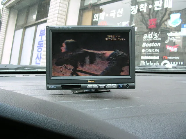 카렌스2 거치형 티비 장착모습