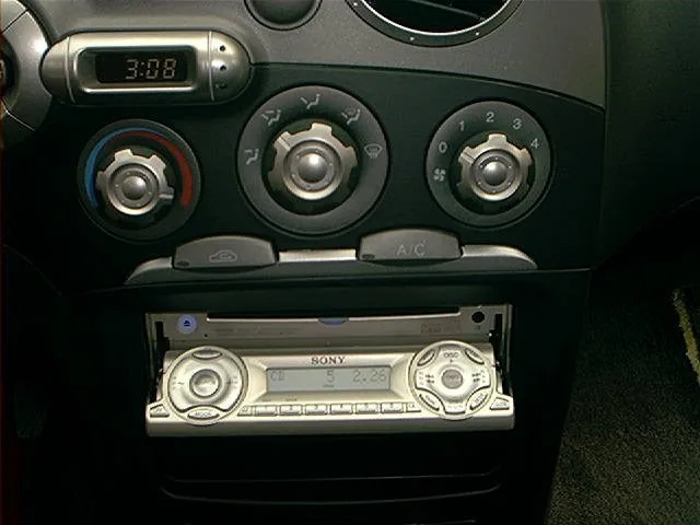 티브론에 소니 CDX-M700R 판넬 오픈된 모습 사진 1