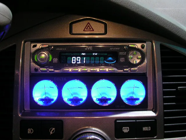 카렌스2 JVC KD-S945와 레벨메터 장착모습