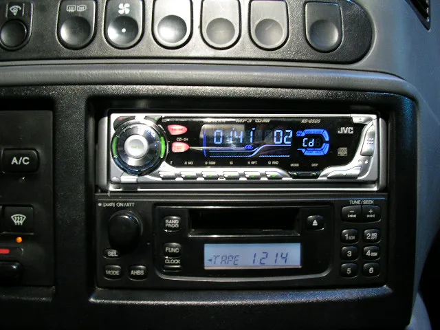 이스타나 JVC KD-G505와 순정테잎유닛 장착모습 확대