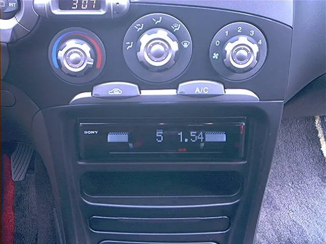 티브론에 소니 CDX-M700R 판넬 클로우즈된 모습 사진 1